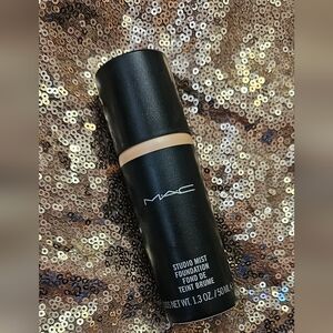 DISCONTINUED MAC Studio Mist Foundation